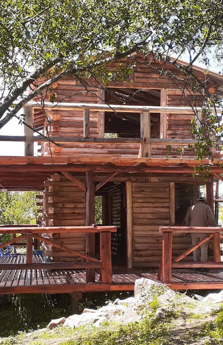 Cabaña rustica de dos pisos entre arboles