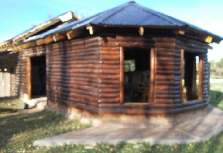 Cabaña octogonal construida por Pereyra Habitta